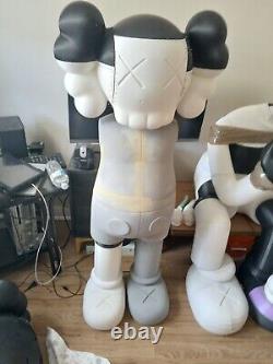 4ft Kaws Fidgure